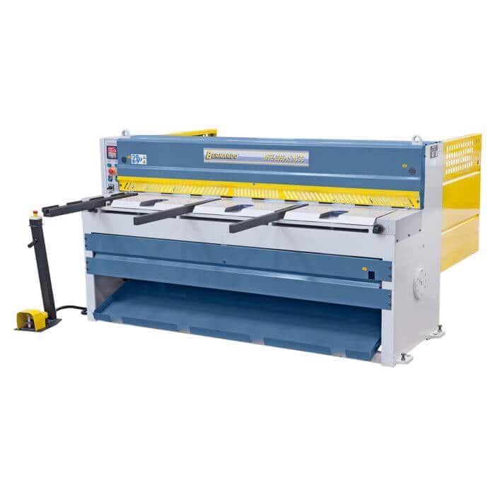 Cesoia a ghigliottina Bernardo MTE 3060 x 3 mm NCC con backgauge NC motorizzato, lame doppie e tavolo con rulli integrati.