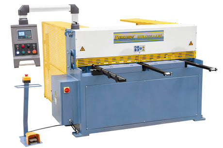 Cesoia a ghigliottina MTB 1300 x 4 NC con controllo numerico, registro posteriore motorizzato, bracci di supporto e sistemi di sicurezza con fotocellule per il taglio professionale della lamiera.