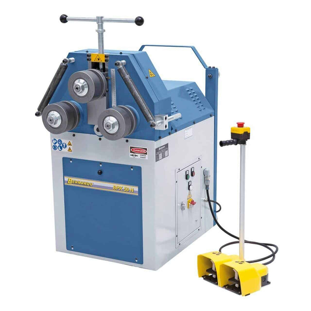 Curvatubi elettrica Bernardo BPK 50 N con alberi da 50 mm, rulli da 155 mm e pedale con arresto di emergenza.