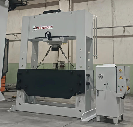 Pressa idraulica industriale 400 ton con cilindro mobile, struttura rinforzata e piano di lavoro ampio per lavorazioni pesanti.