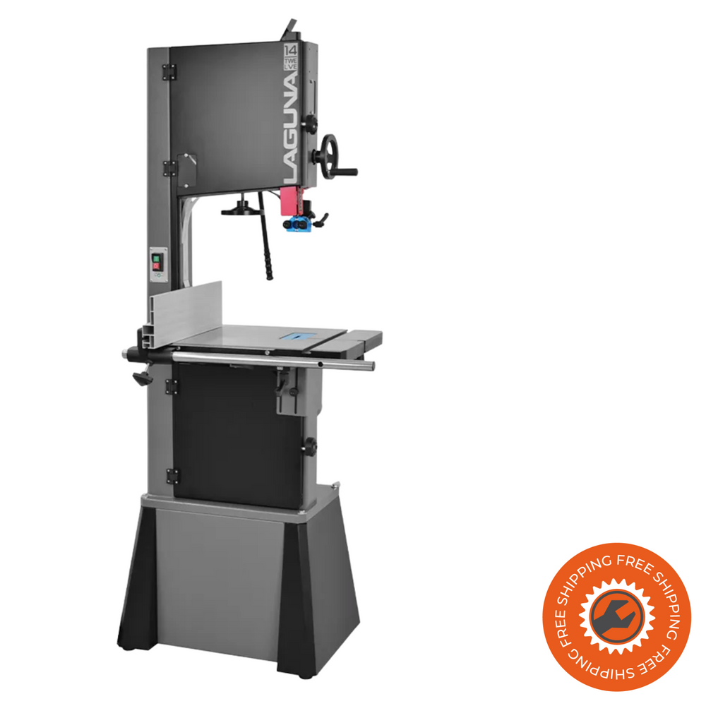 La macchina Laguna 1412 installata in un’officina di falegnameria, mostrata in uso durante il taglio di pannelli in legno massello