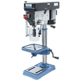 Trapano da banco Bernardo TB 20 T / 400 V con capacità di foratura Ø 20 mm, piano inclinabile ±45°, rotazione R/L e base con cave a T per pezzi oversize.