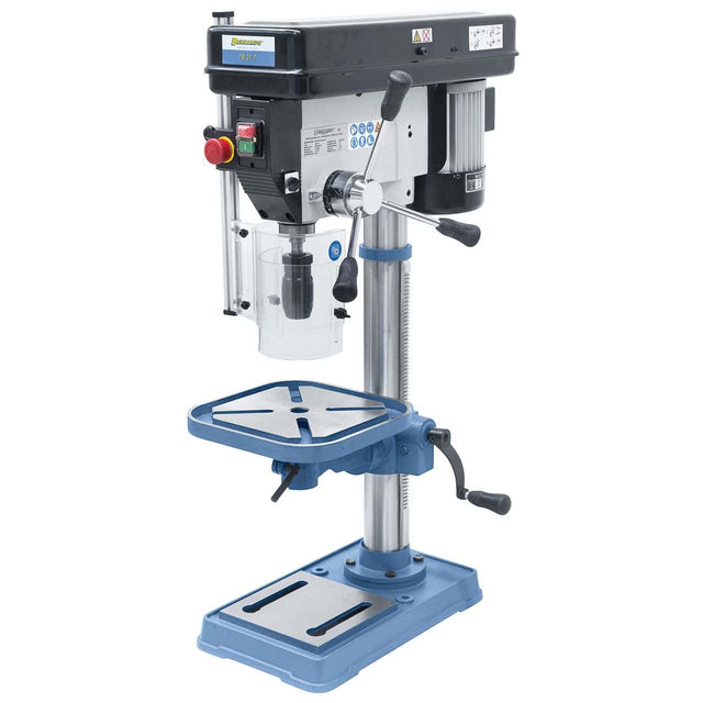 Trapano da banco Bernardo TB 20 T / 400 V con capacità di foratura Ø 20 mm, piano inclinabile ±45°, rotazione R/L e base con cave a T per pezzi oversize.